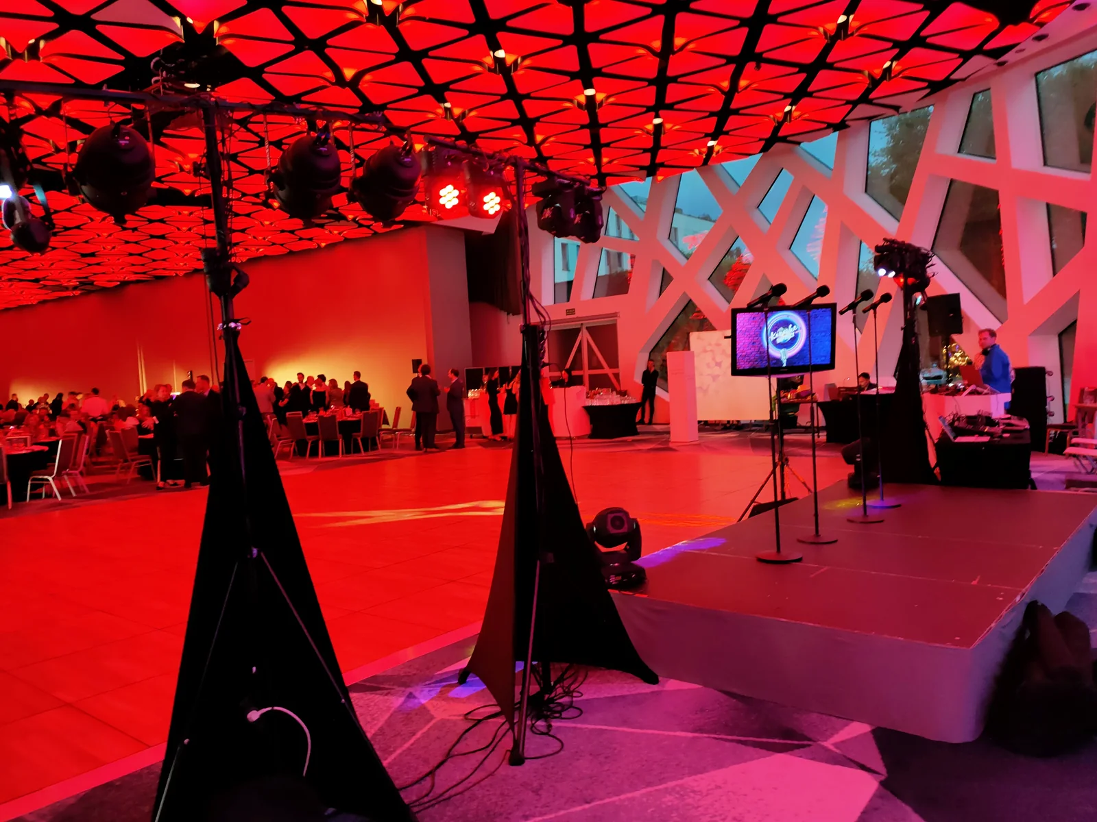 Wspólne karaoke podczas eventu firmowego