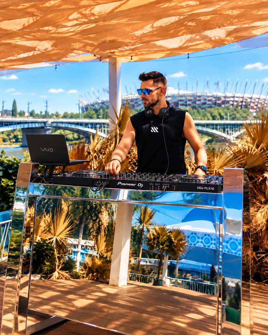 DJ podczas eventu plenerowego nad Wisłą w Warszawie
