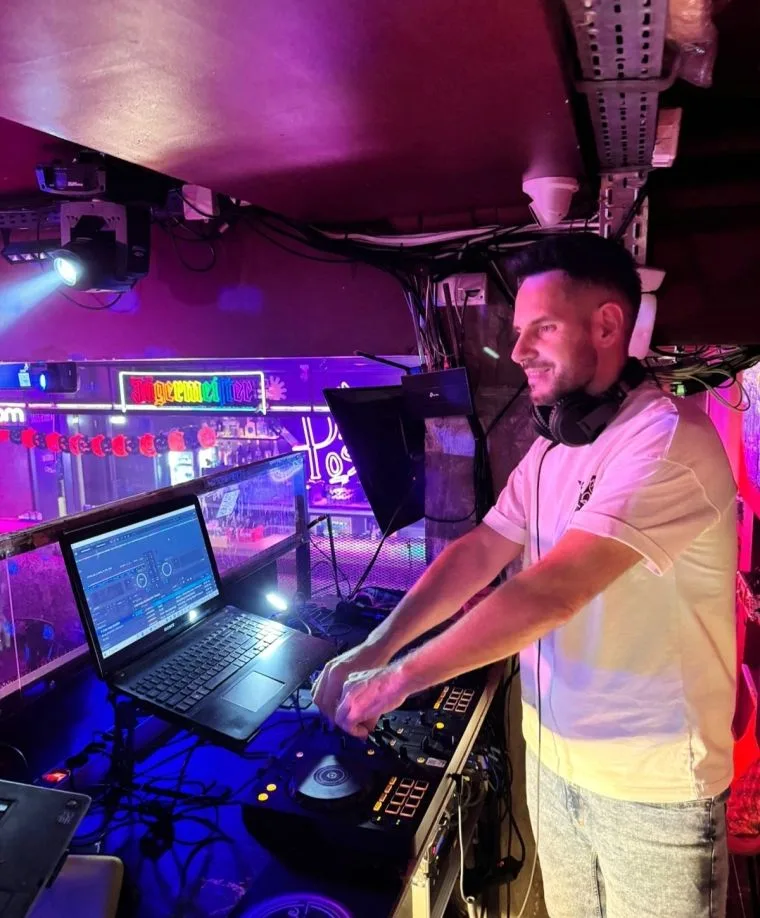 DJKAVVKA – DJ podczas imprezy karaoke w Warszawie
