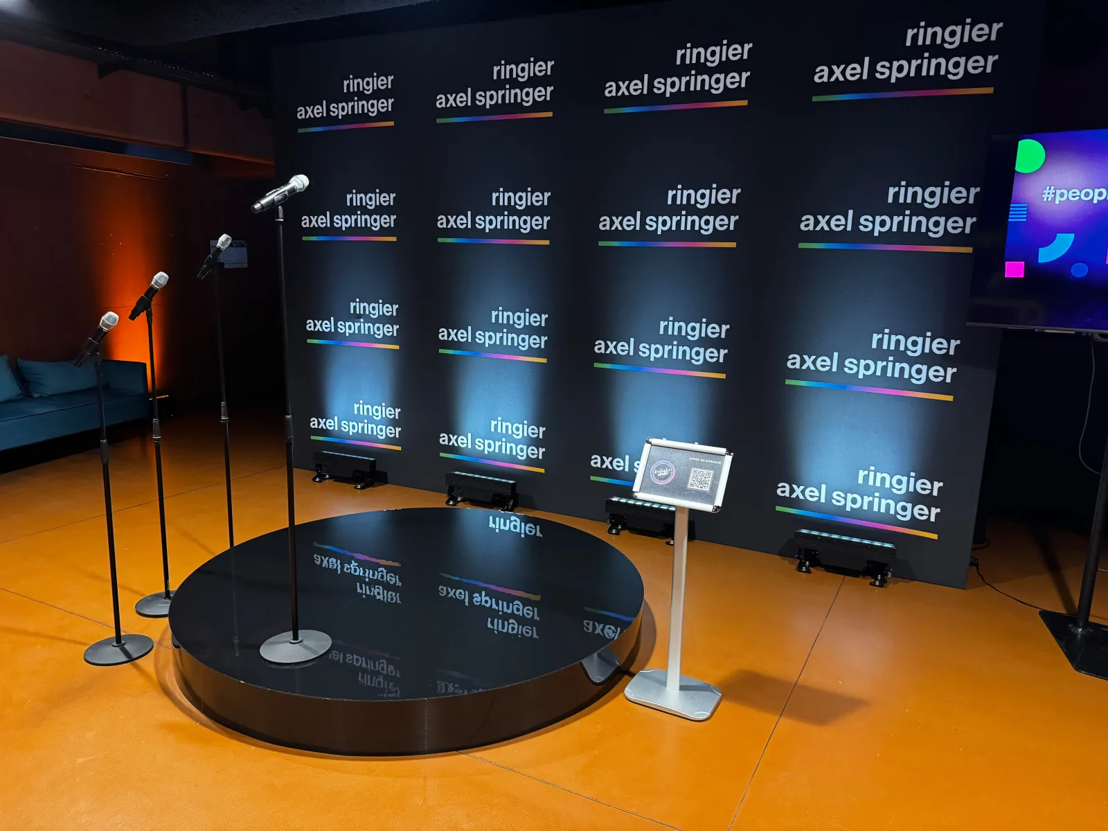 Osobna strefa karaoke na evencie Ringier Axel Springer: mikrofony, ekran i oświetlenie